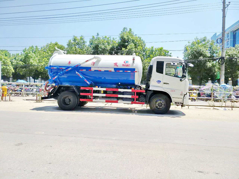 东风天锦吸污车