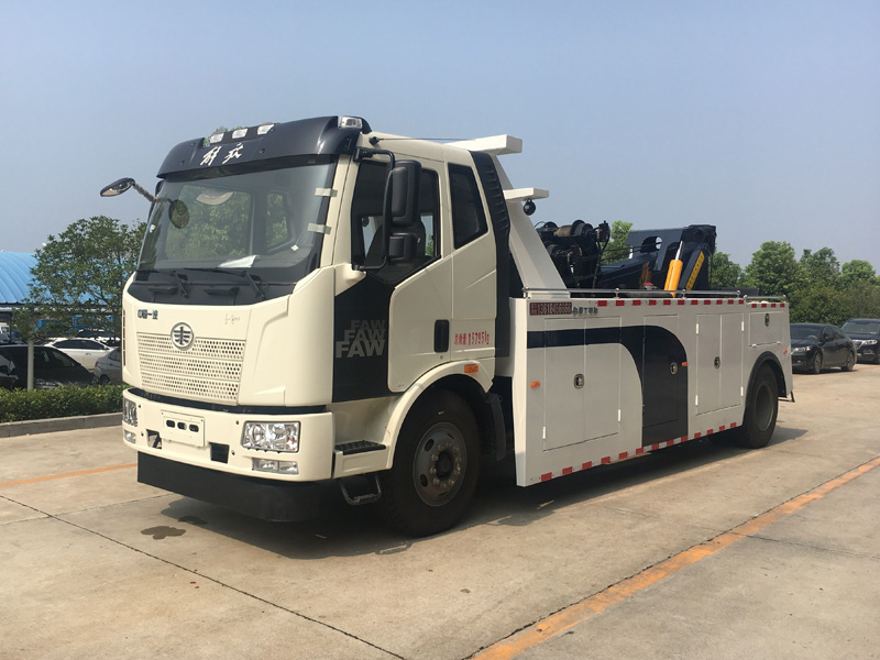 解放一拖一清障车